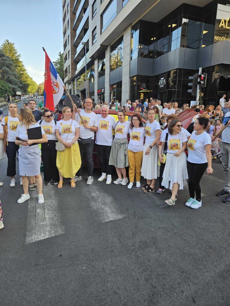 Nastavnici, roditelji i djaci blokirali Pozesku kod Sumarskog zbog najavljene smene direktora skola na ovoj opstini