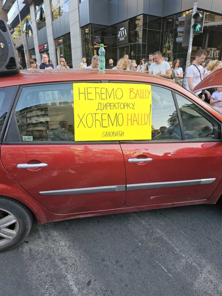 Nastavnici, roditelji i djaci blokirali Pozesku kod Sumarskog zbog najavljene smene direktora skola na ovoj opstini