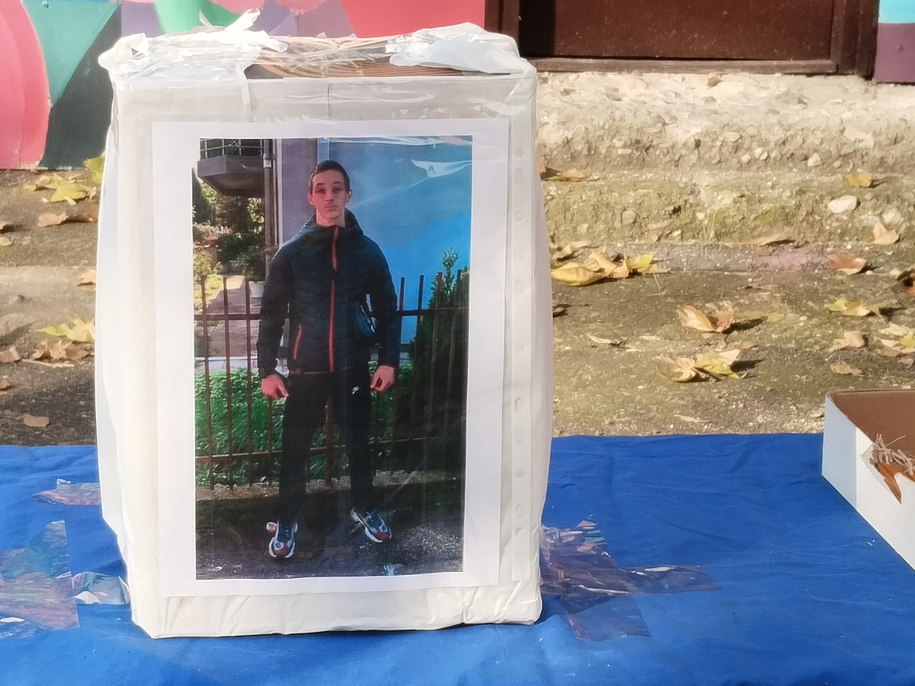 ubijeni andrija uz tekst za hroniku , slike su moje
Stradali decak
Tinejdžer Andrija I. (17) ubijen je juče kod Leskovca, kada ga je pretukao mladić Nemanja A. (18)