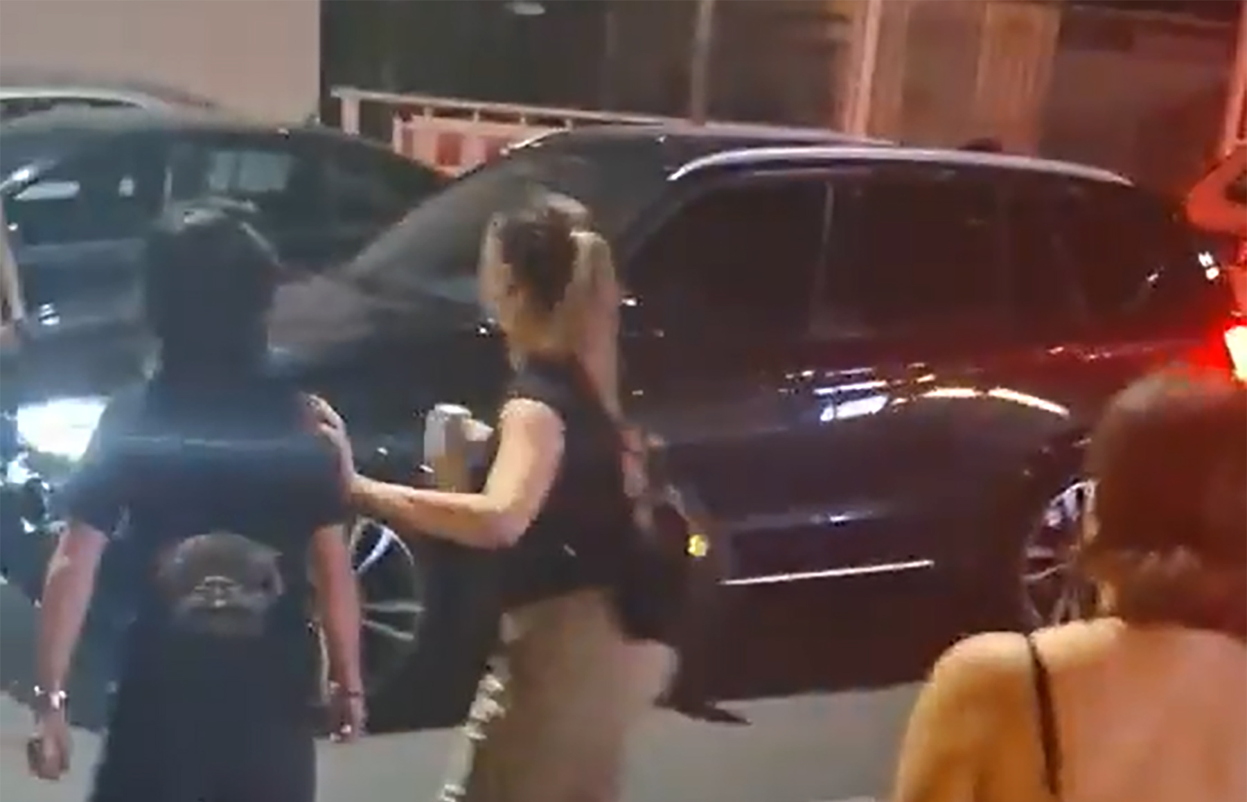 Trenutak kada okupljeni ispred MUP Savski Venac prepoznaju policajku koja je krvnički tukla i privodila studentkinje ispred Pravnog fakulteta zbog čega je jedna od njih završila s povredama na VMA. 
I rikverc nasilnika pred gnevom građana