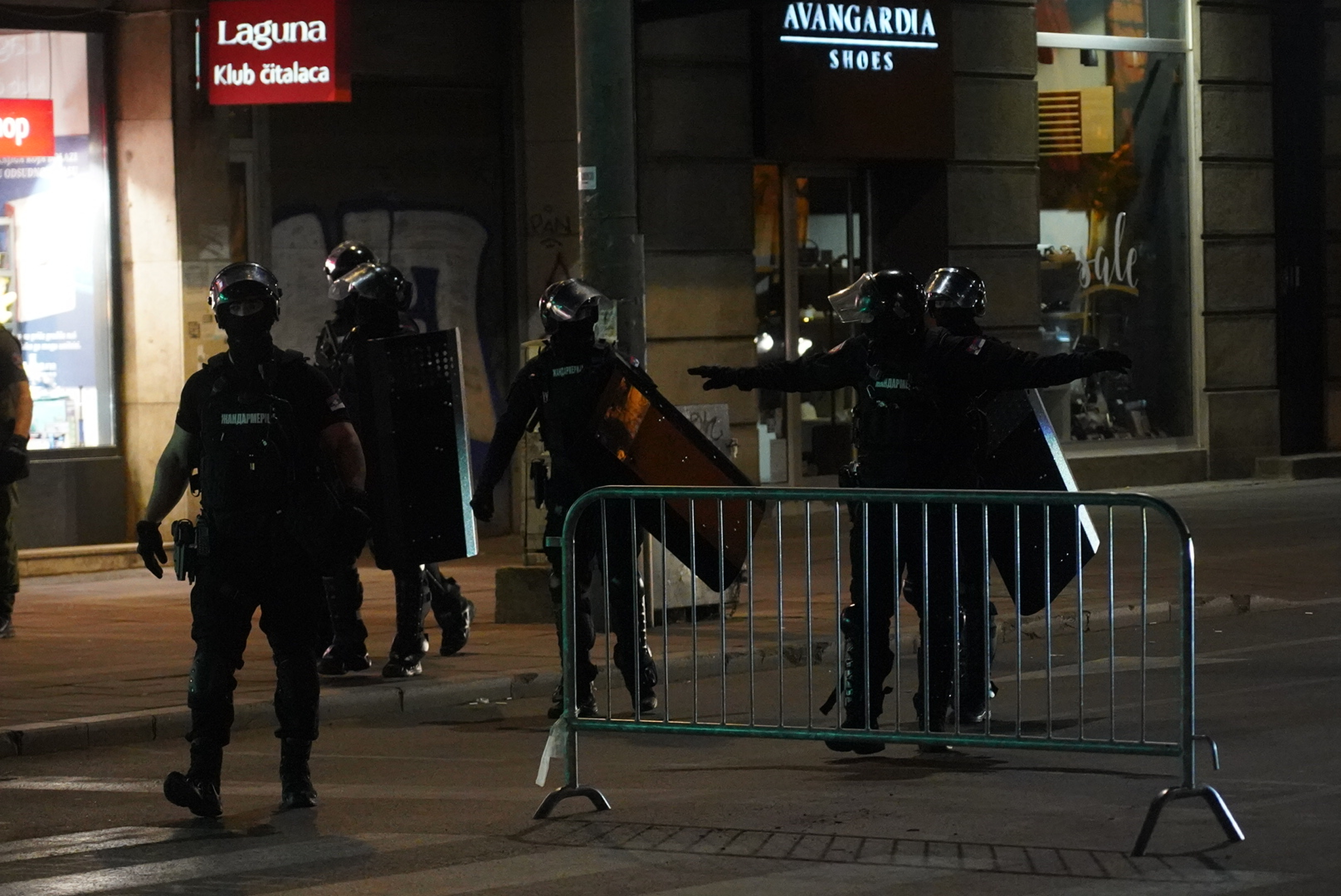 The gendarmerie broke up the blockade at the Faculty of Mechanical Engineering and moved on to the Faculty of Law.Zandarmerija je rasturila blokadu kod Masinskog fakulteta i krenula dalje ka Pravnom fakultetu.