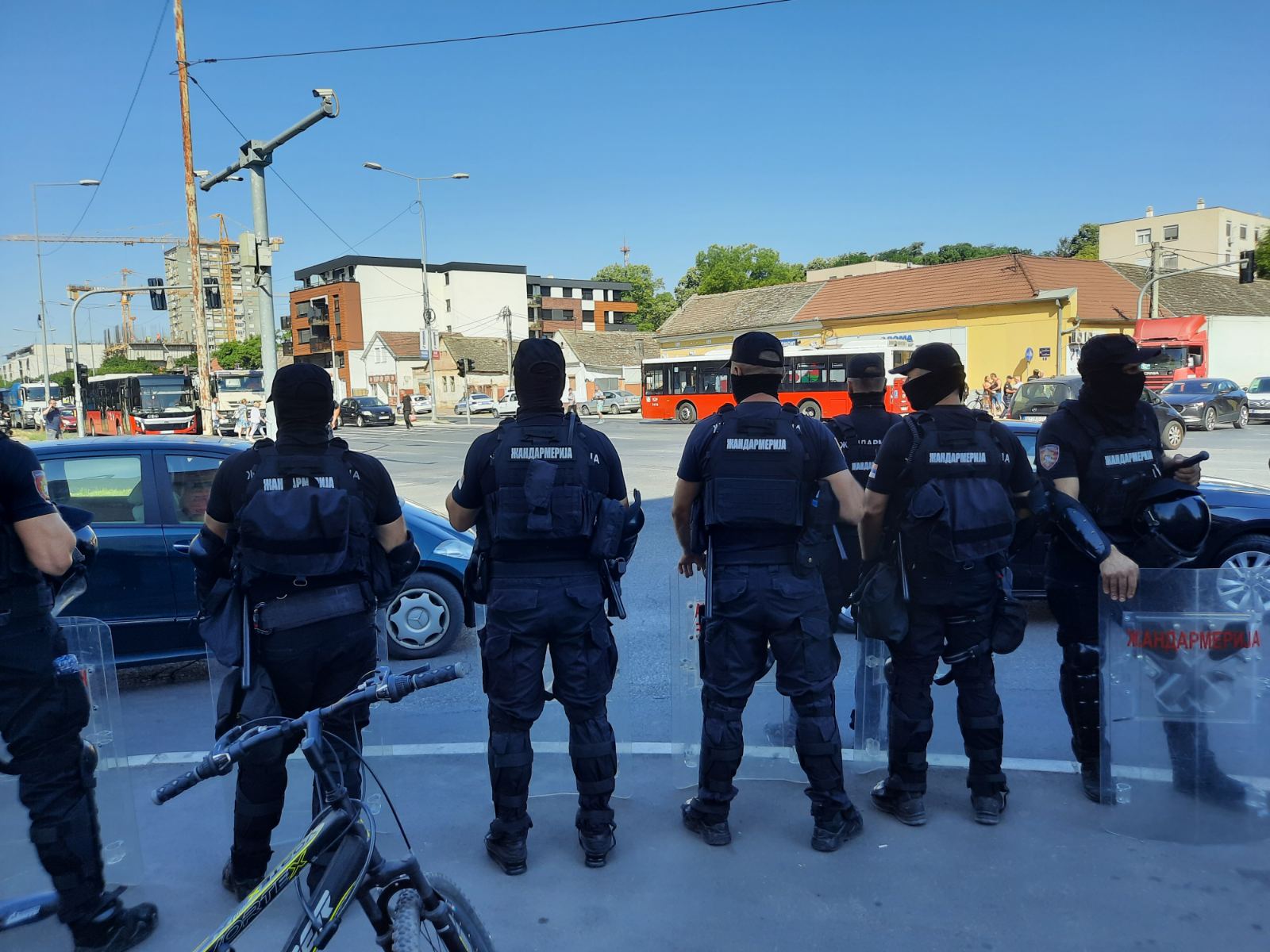 Blokada, zandarmerija   ugao Vojvođanske i Gandijeve ulice  Foto:Miloš Lazić/Nova.rs