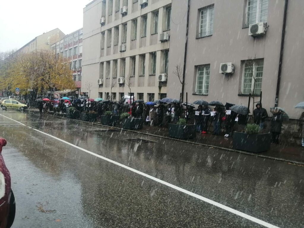 Loznica 22.11.2024. 15 minuta tišine za nastradale pod nadstrešnicom železničke stanice u Novom Sadu
