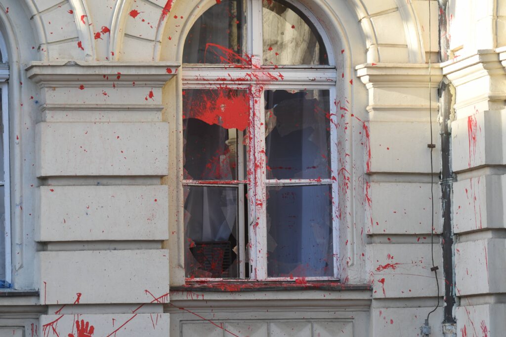 Novi Sad, 6.11.2024. - Zgrada Gradske kuce u Novom sadu jutro posle protesta gradjana povodom pogibije 14 ljudi na koje je u petak pala betonska nadstresnica galvnog ulaza u Zeleznicku stanicu. (BETAPHOTO/DRAGAN GOJIC)