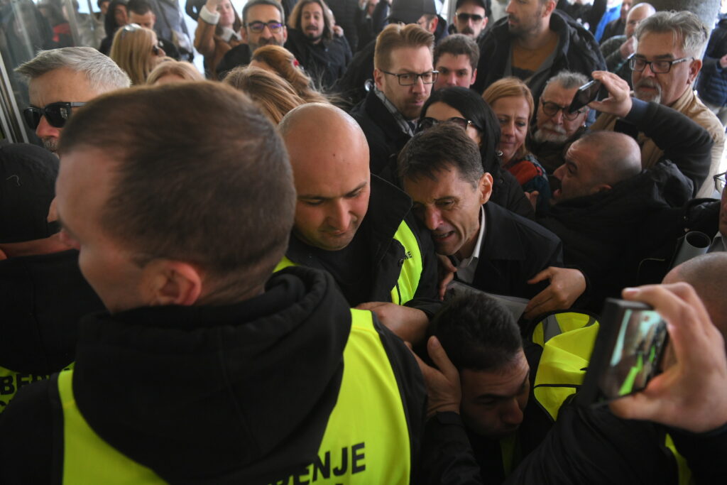 Policija i privatno obezbedjenje neda odbornicima opozicije da udje u skupstinu grada Panceva pančevo 20.03.2025