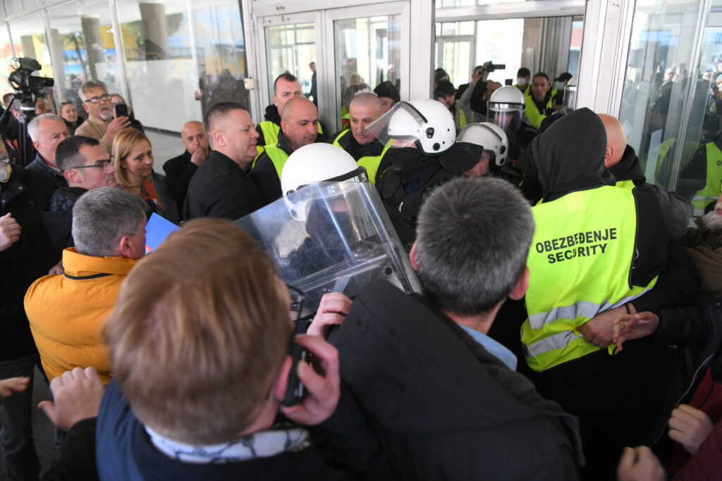 Policija i privatno obezbedjenje neda odbornicima opozicije da udje u skupstinu grada Panceva pančevo 20.03.2025