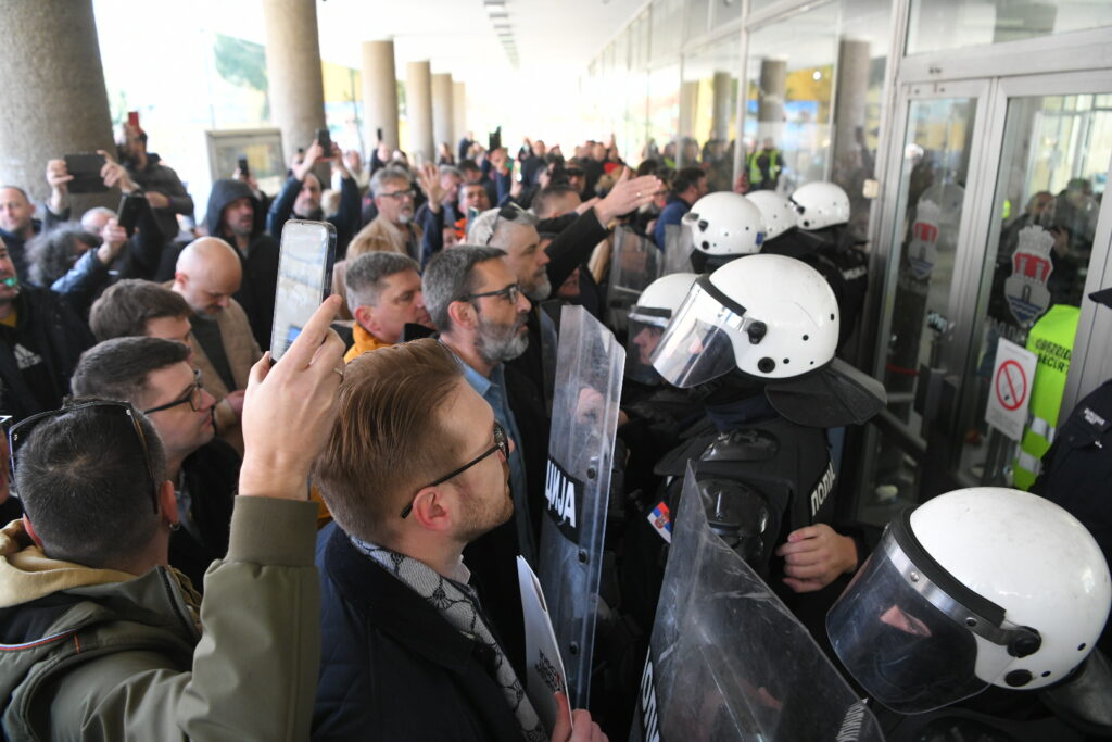 Policija i privatno obezbedjenje neda odbornicima opozicije da udje u skupstinu grada Panceva pančevo 20.03.2025