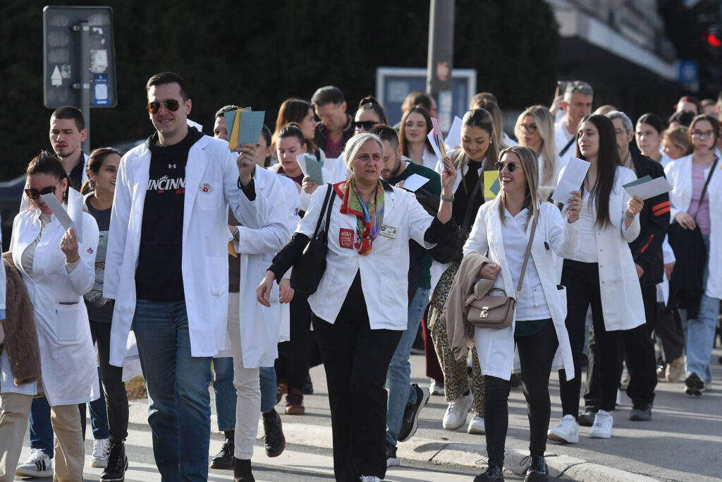 Novi Sad, 29.01.2025. - Lekari Klinickog centra Vojvodine i studenti Medicinskog fakulteta predali su zahteve Regionalnoj lekarskoj komori Vojvodine kojima traze da struka podrzi studente, danas u Novom Sadu.  (BETAPHOTO/DRAGAN GOJIC)