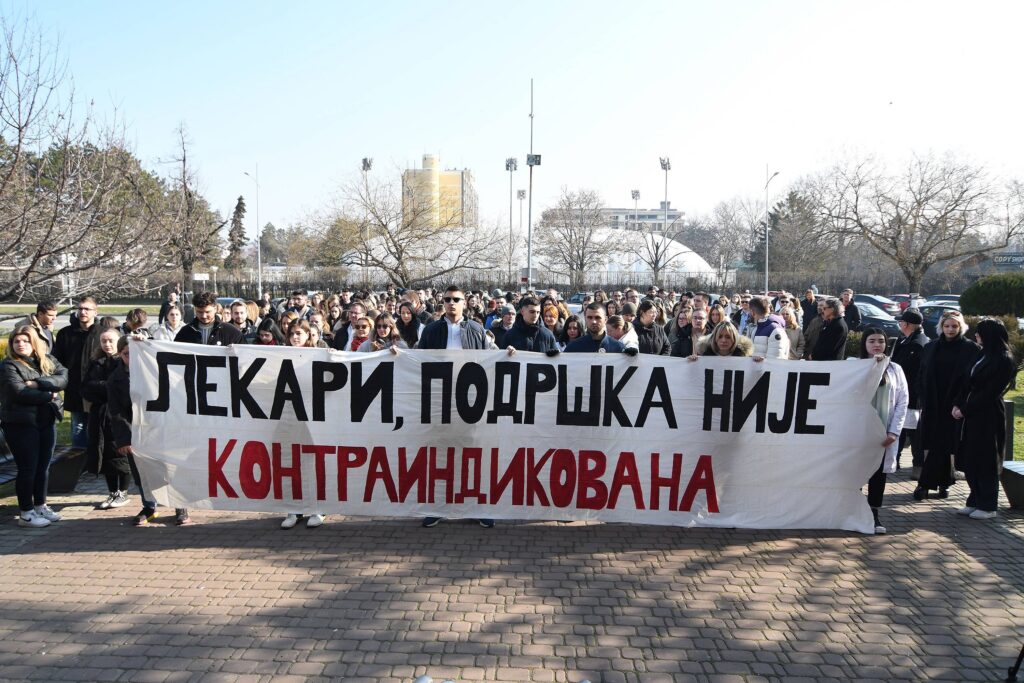 Novi Sad, 6.02.2025. - Studenti Medicinskog fakulteta u Novom sadu organizovali su akciju podrske Srpskom lekarskom drustvu i lekarima koji zele da se pridruze studentskim zahtevima, danas ispred Medicinskog fakulteta. (BETAPHOTO/DRAGAN GOJIC)