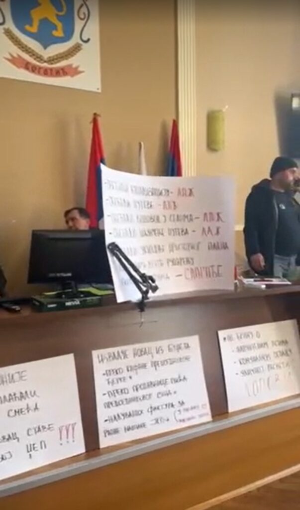 Protest ispred zgrade Skupštine opštine Bogatić Foto: N1