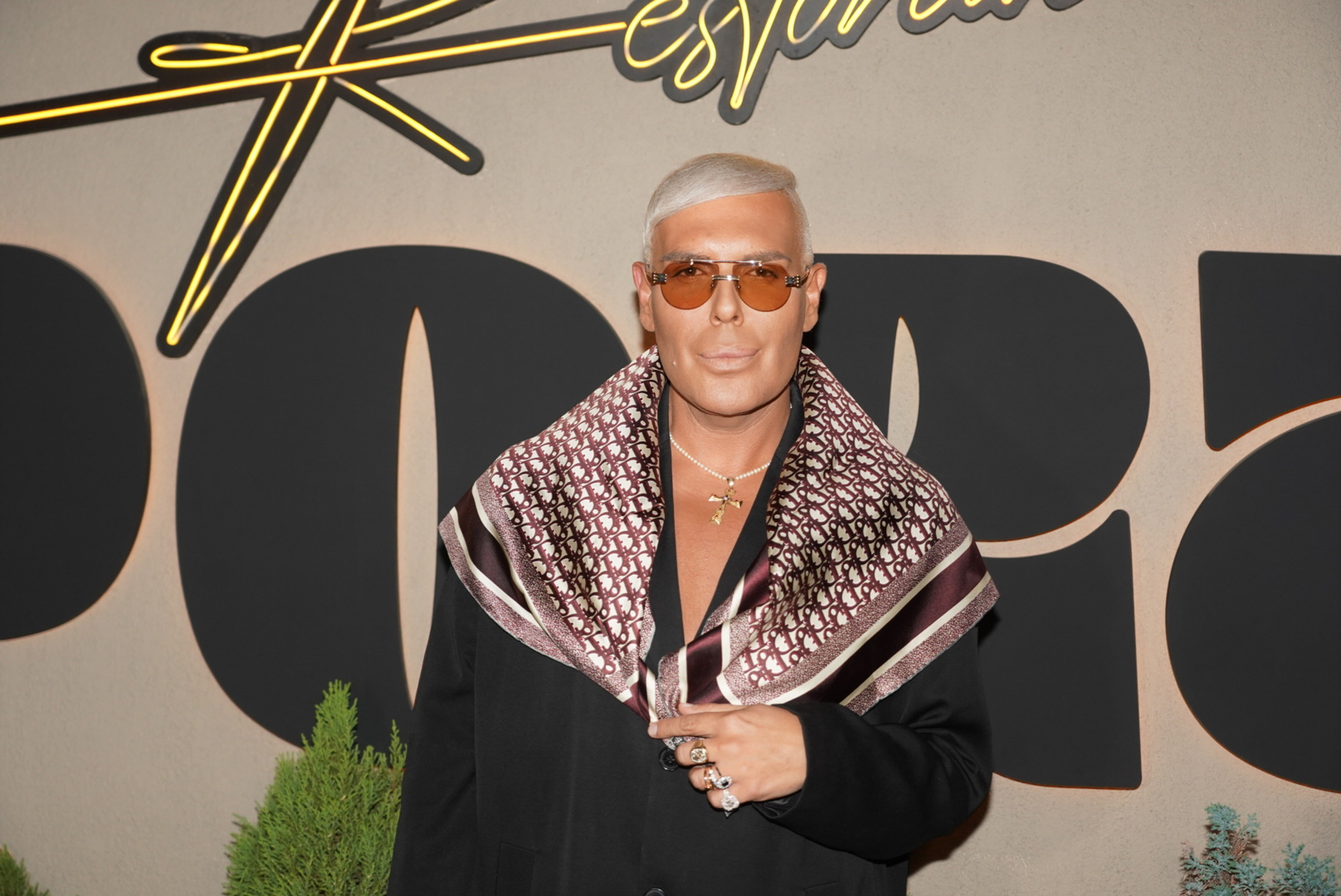 Bojan Jovanovski, better known as Boki 13, arrived at the Sport restaurant where Vesna Zmijanac is singing at the opening of the new season.Bojan Jovanovski poznatiji kao Boki 13 je stigao u restoran Sport gde na otvaranju nove sezone peva Vesna Zmijanac.