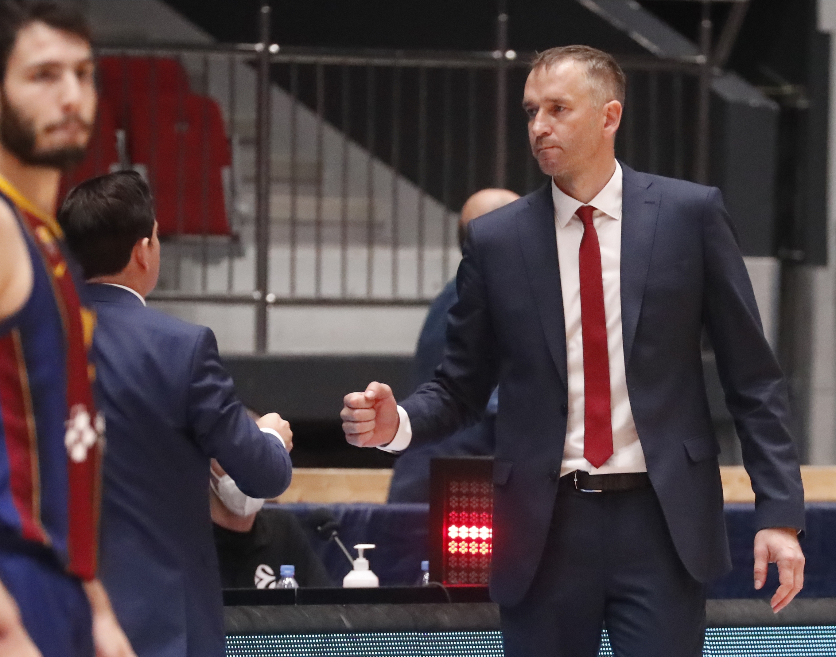 epa08732909 Assistant head coach Tomas Masiulis of FC Barcelona reacts after the Euroleague basketball match between BC Zenit St. Petersburg and FC Barcelona in St. Petersburg, Russia, 09 October 2020.  EPA/ANATOLY MALTSEV