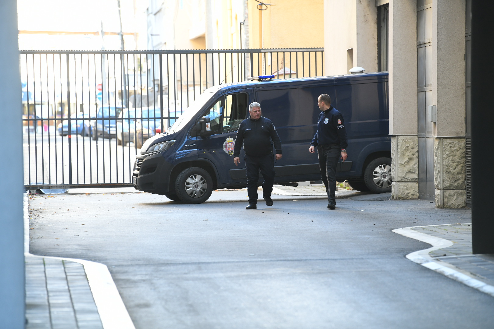 Beograd 12. novembar 2023. Prvi osnovni sud Kataniceva 15. pokusaj slikanja braće Hofman Ljubana i Miljana Hofman Vidović marica policija Foto:Amir Hamzagić/Nova.rs