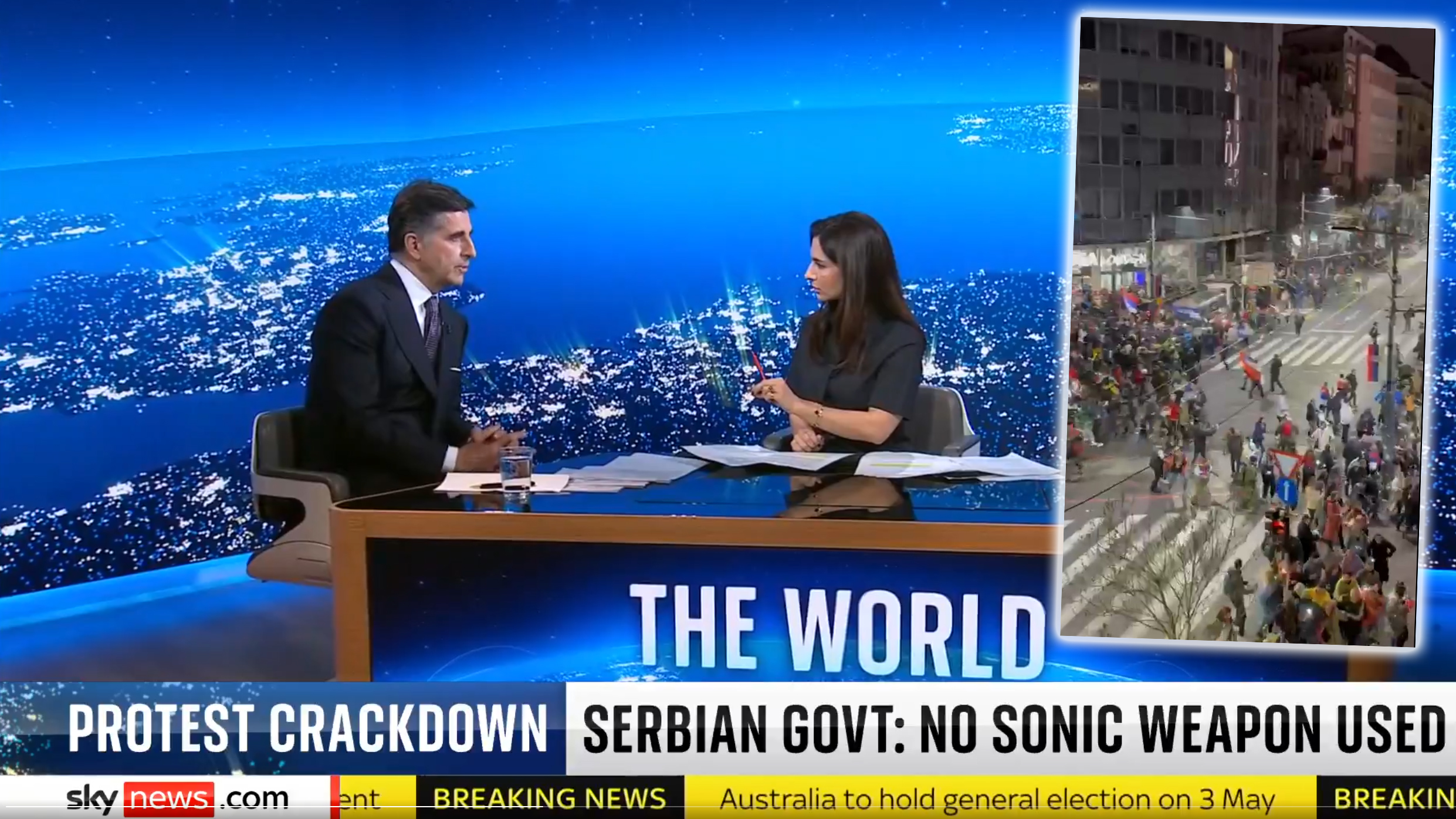 Goran Aleksić, ambasador Srbije u Engleskoj i zvučni top kombo Foto: Printscreen/skynews.com