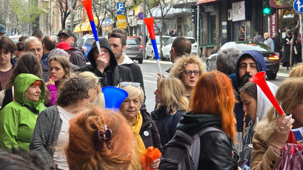 Mesto: Beograd
Datum: Thu Mar 27 12:20:50 CET 2025
Dogadjaj: DRUŠTVO - Stanovnici beogradske opštine Palilula okupili su se danas ispred zgrade istoimene opštine gde je u toku sednica Skupštine opštine
Fotoreporter: Marko Dragoslavić
Izvor: FoNet