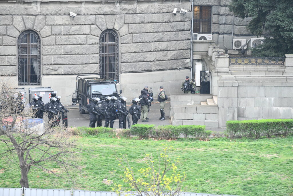 Beograd 15.03.2025. Zvučni top, zvučno oružje na policijskom vozilu u toku studentskog protesta pod nazivom 15. za 15, ispred Skupštine Srbije. Skupština Srbije, Policija, oruže, protest Foto: Vesna Lalić/Nova.rs