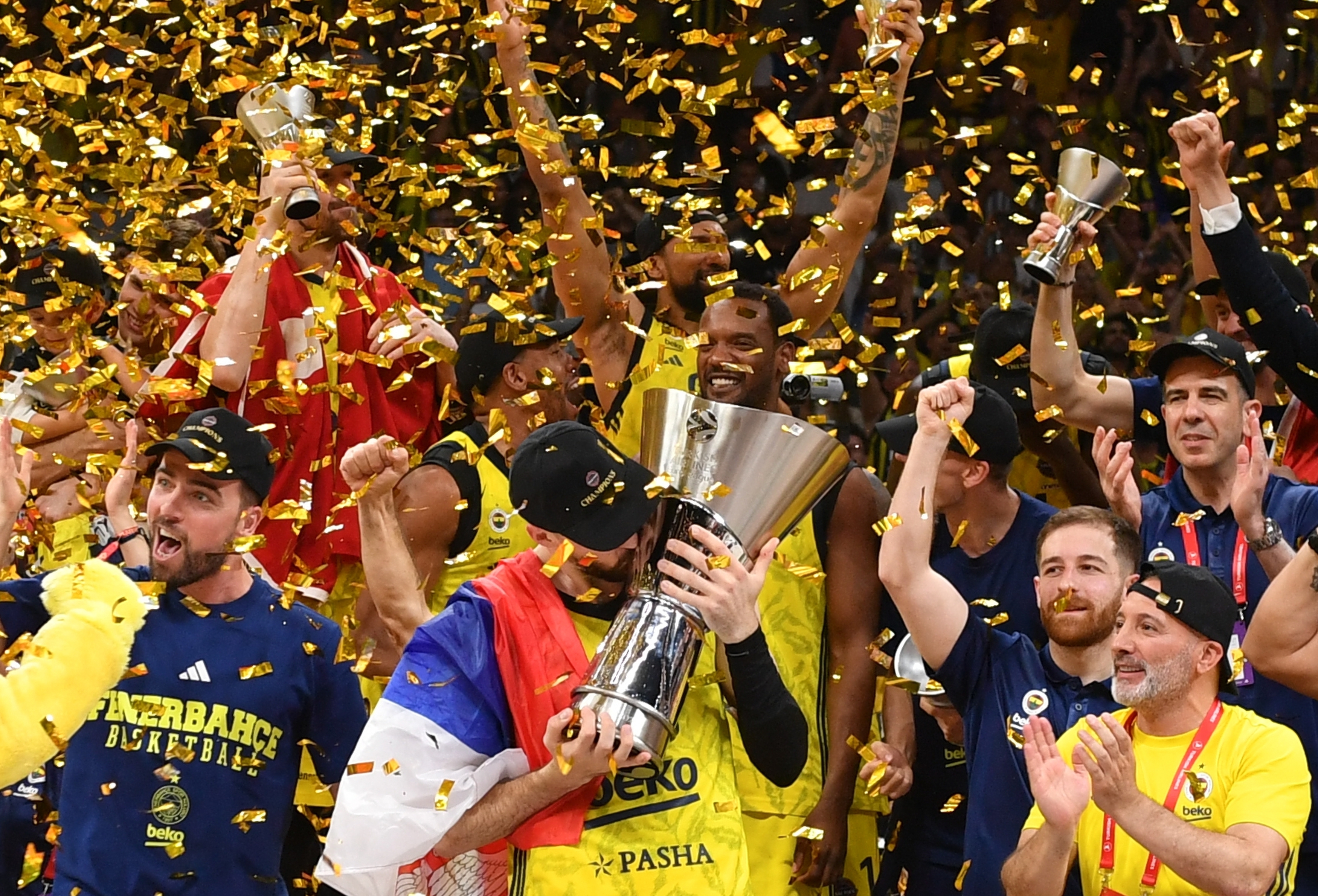 epa12135311 Fenerbahce's Marko Guduric (C) celebrates with the trophy after winning the Basketball EuroLeague Final Four final match between AS Monaco and Fenerbahce Beko Istanbul in Abu Dhabi, UAE, 25 May 2025.  EPA-EFE/RYAN LIM