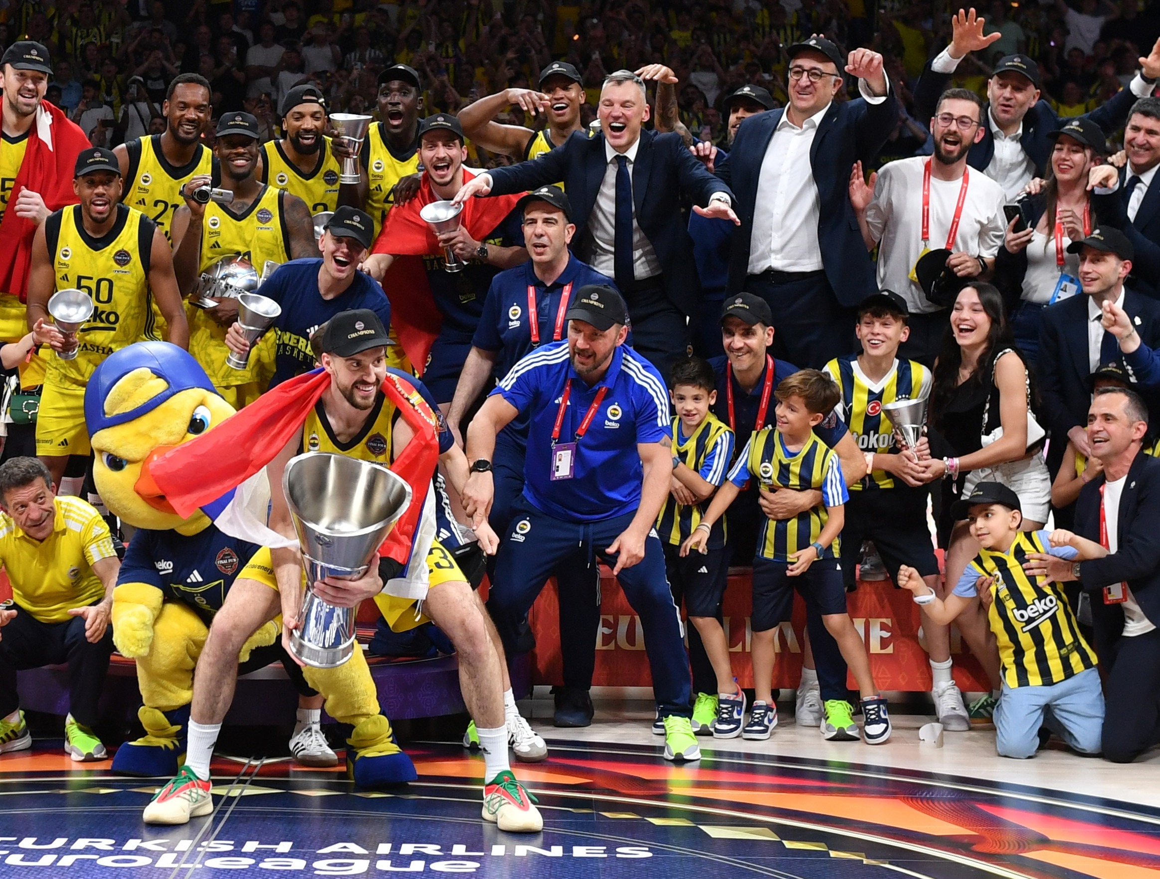epa12135318 Fenerbahce's Marko Guduric prepares to lift the trophy after winning the Basketball EuroLeague Final Four final match between AS Monaco and Fenerbahce Beko Istanbul in Abu Dhabi, UAE, 25 May 2025.  EPA-EFE/RYAN LIM