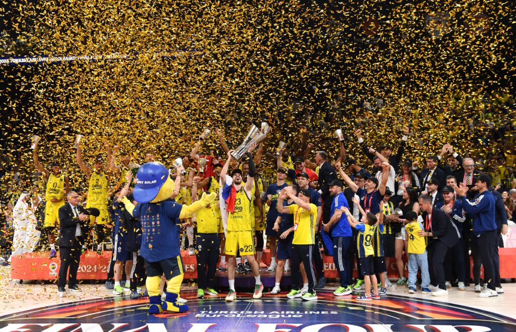 epa12135265 Fenerbahce players celebrate with the trophy after winning the Basketball EuroLeague Final Four final match between AS Monaco and Fenerbahce Beko Istanbul in Abu Dhabi, UAE, 25 May 2025.  EPA-EFE/RYAN LIM
