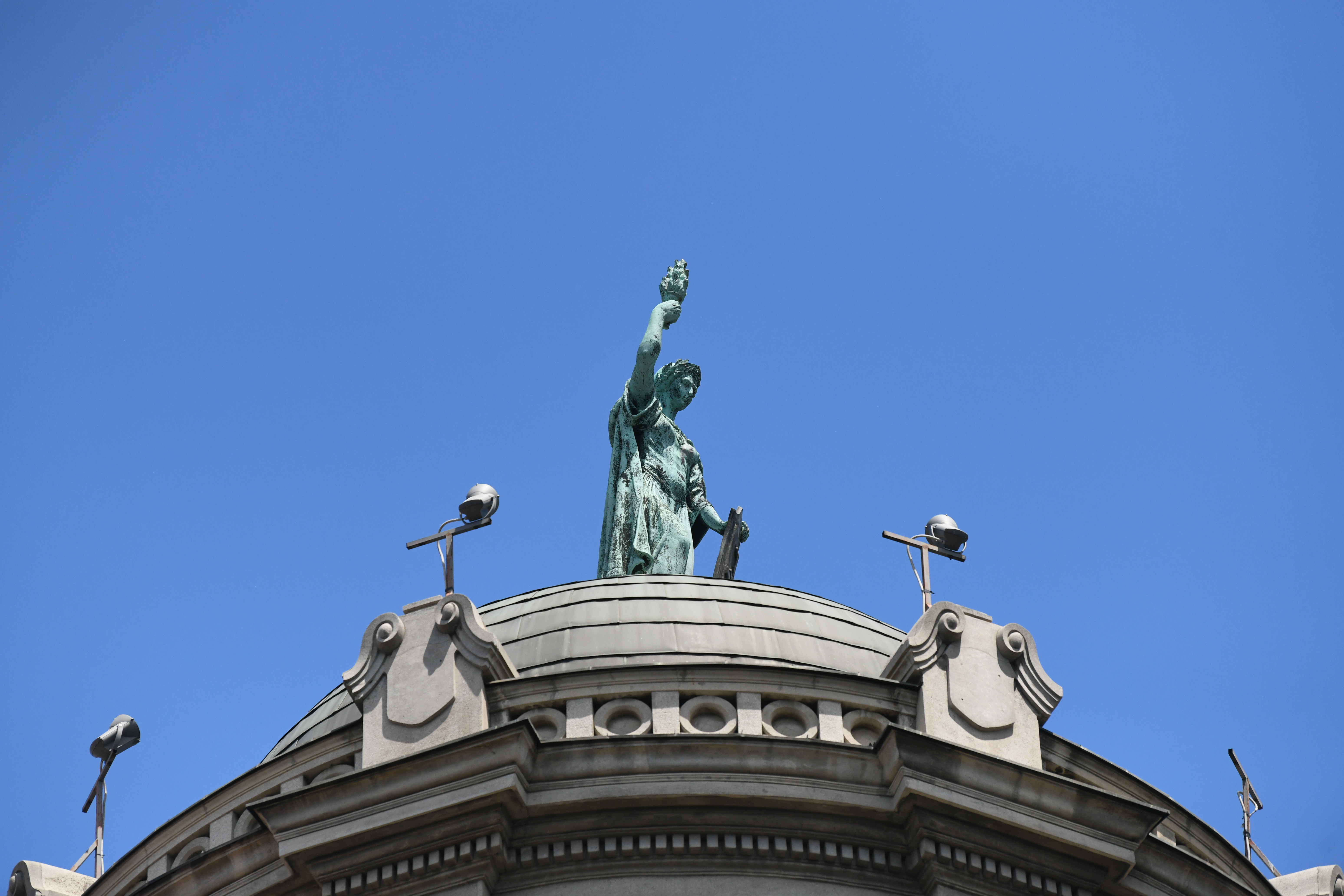 Vlada Republike Srbije zgrada, kip  zagorke cveticanin, zagorka cveticanin