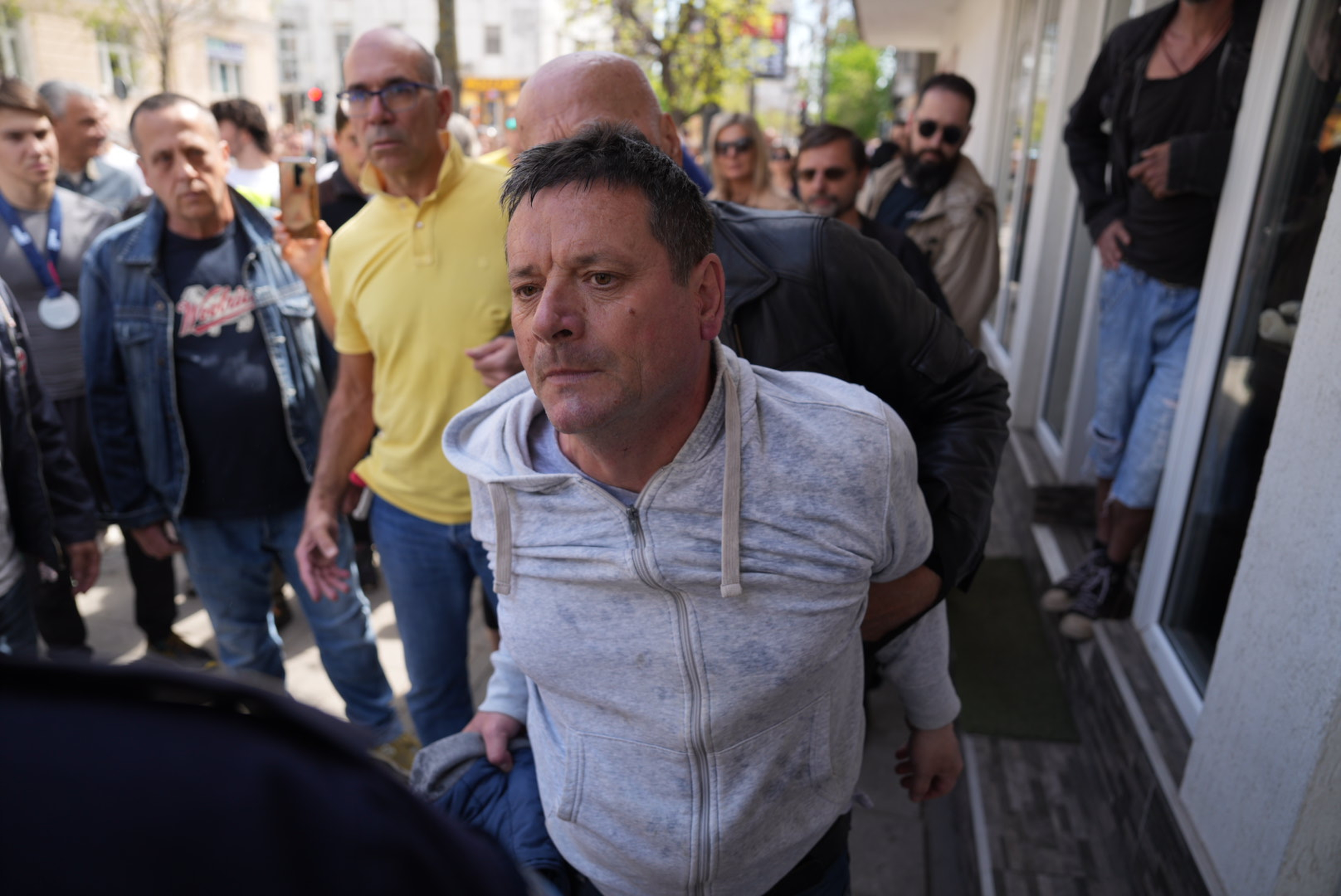 During the 16-minute silence for the 16 victims in Zemun, an incident occurred, which led to an arrest.Tokom 16 minuta tisine za 16 zrtava u Zemunu doslo je do incidenta, nakon kojeg je doslo do hapsenja.