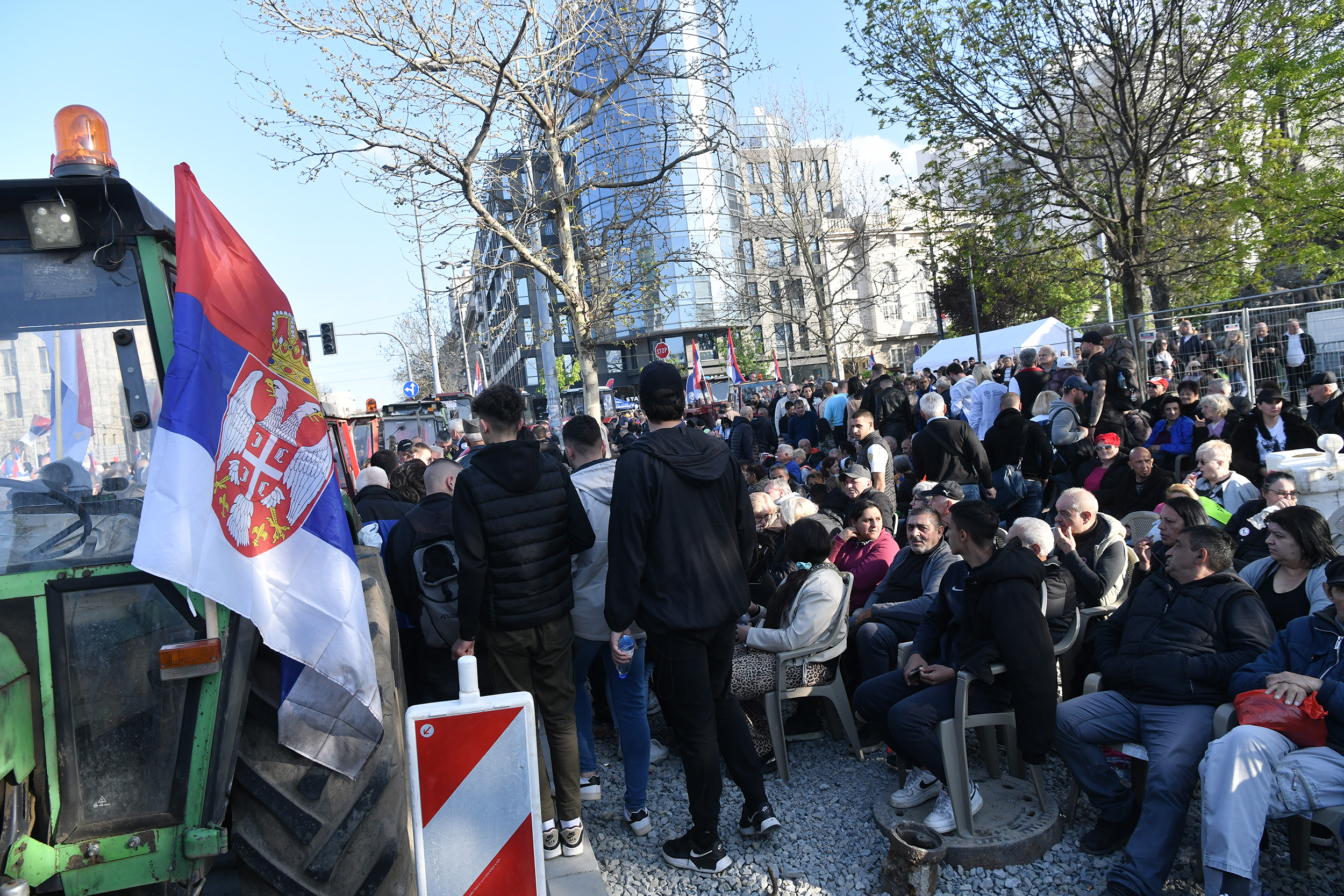 Beograd 12.04.2025. Organizovan dolazak pristalica SNS-a na skup pod nazivom Ne damo Srbiju, povodom osnivanja Pokreta za narod i državu