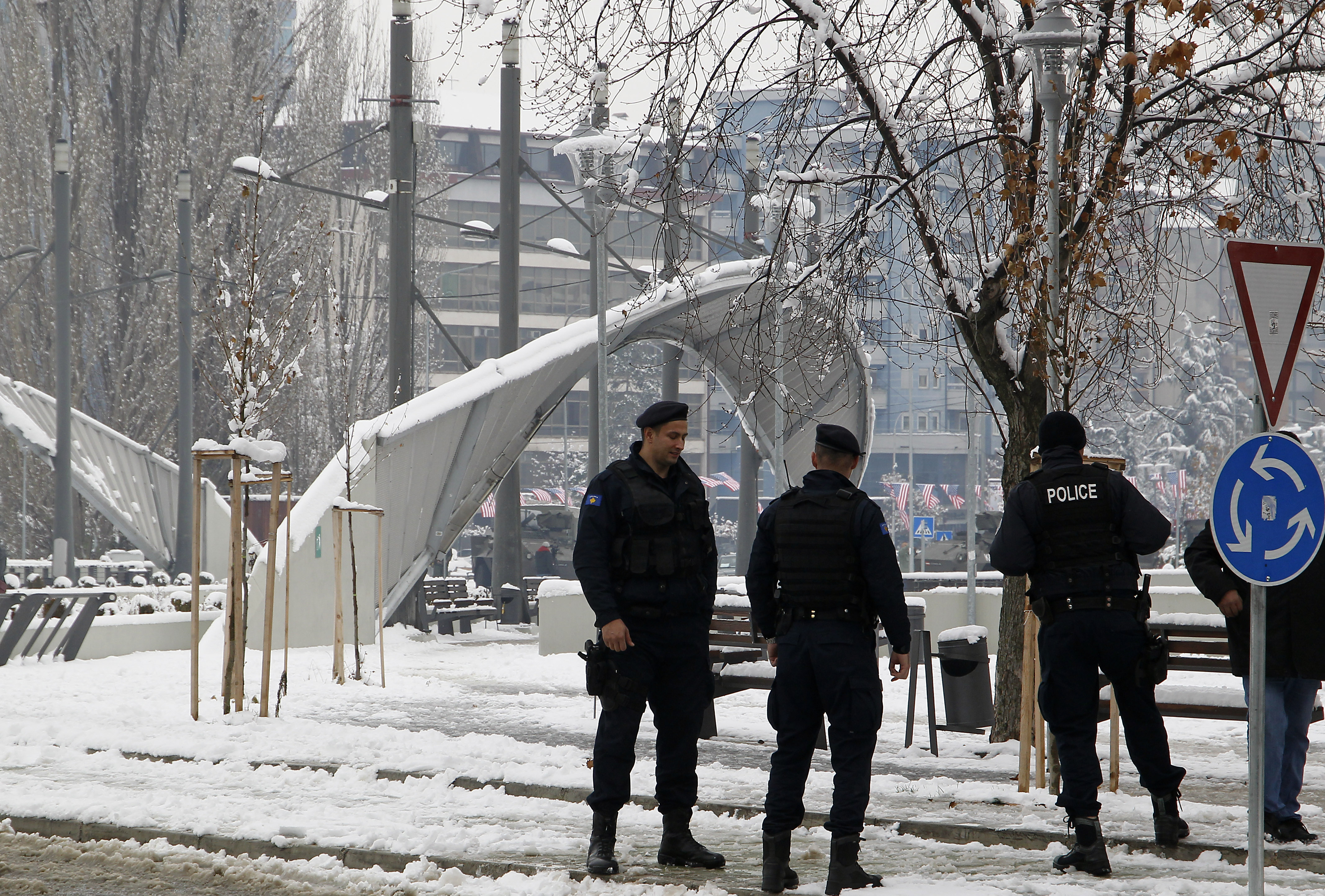 Kosovska policija KFOR troops in Mitrovica after Kosovo parliament vote on own army