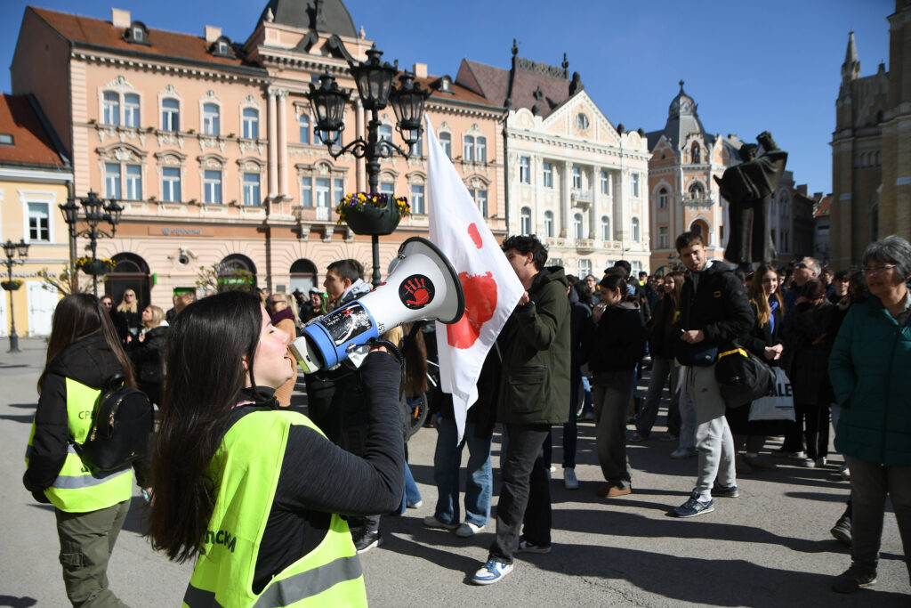 Novi Sad, 8.04.2025. - Djaci, roditelji i nastavnici ucenika Gimnazije "Jovan Jovanovic Zmaj" u Novom Sadu koja je od juce zakljucana, posle danasnjeg okupljanja ispred skole, otisli su do Gradske kuce. Uz vest Bete. (BETAPHOTO/DRAGAN GOJIC)
