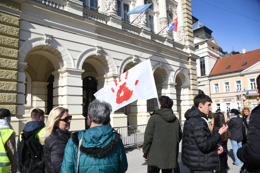 Novi Sad, 8.04.2025. - Djaci, roditelji i nastavnici ucenika Gimnazije "Jovan Jovanovic Zmaj" u Novom Sadu koja je od juce zakljucana, posle danasnjeg okupljanja ispred skole, otisli su do Gradske kuce. Uz vest Bete. (BETAPHOTO/DRAGAN GOJIC)