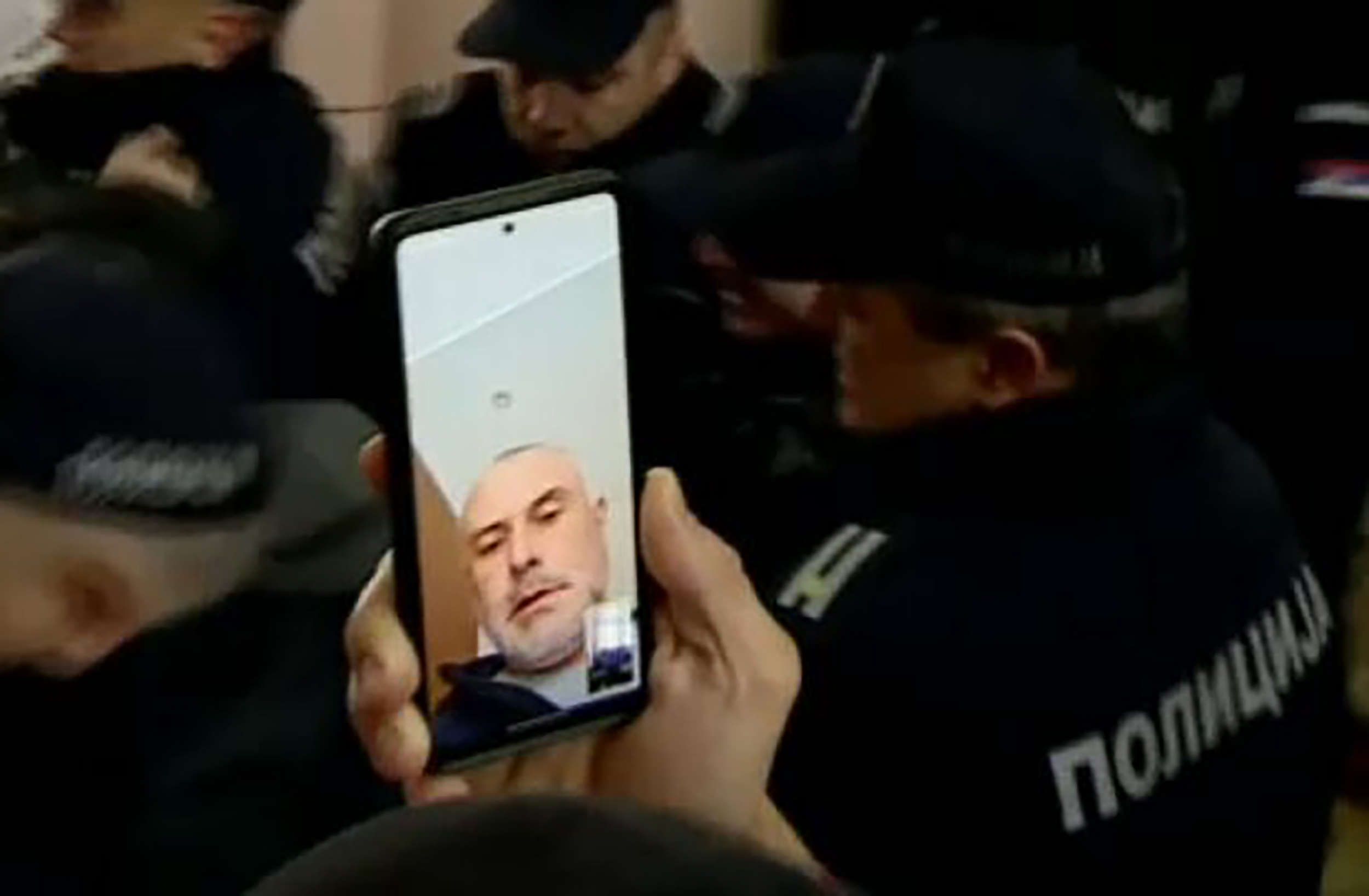 Ko je čovek kome uživo prenose snimak izbacivanja odbornika iz Gradske kuće?