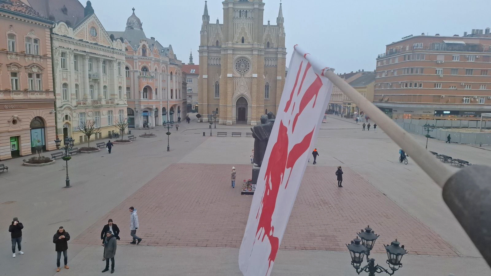 Novi Sad 17. januar 2025. Gradska kuća poslanici opozicija  zastava Krvave su vam ruke Novosadska opozicija upala u Skupštinu grada i Gradsku kuću u Novom Sadu Foto:Nova.rs