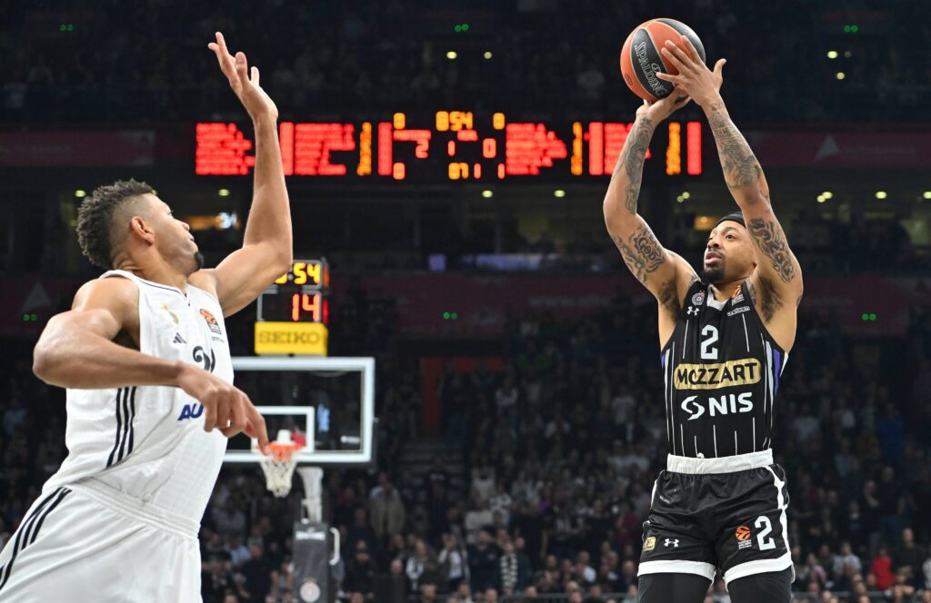 Beograd, 10.04.2025. - Kosarkasi Partizana i Real Madrida u akciji tokom utakmice 34. kola Evrolige, veceras u Beogradskoj Areni. (BETAPHOTO/Marko Metlas)