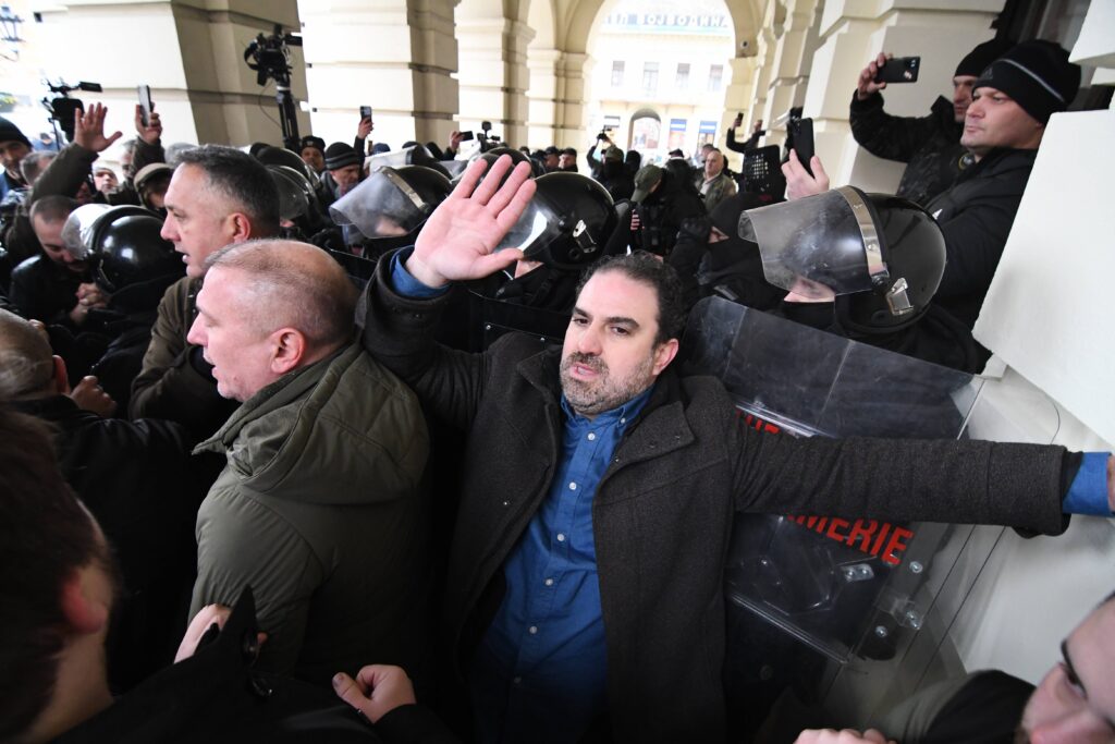 Novi Sad, 17.01.2025. - Pripadnici Zandarmerije stoje na ulazu u Gradsku kucu u Novom Sadu okruzeni opozicionim odbornicima i poslanicima koje je jutros policija izbacila iz nje. (BETAPHOTO/DRAGAN GOJIC)