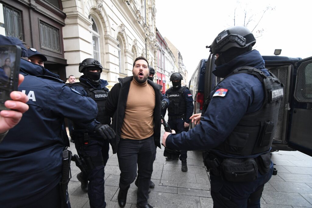 Novi Sad, 17.01.2025. - Pripadnici policije izbacili su iz Gradske kuce u Novom Sadu opozicione odbornike i poslanike koji su jutros usli i blokirali tu instituciju. Na fotografiji policija privodi odbornika Mirana Pogacara. (BETAPHOTO/DRAGAN GOJIC)