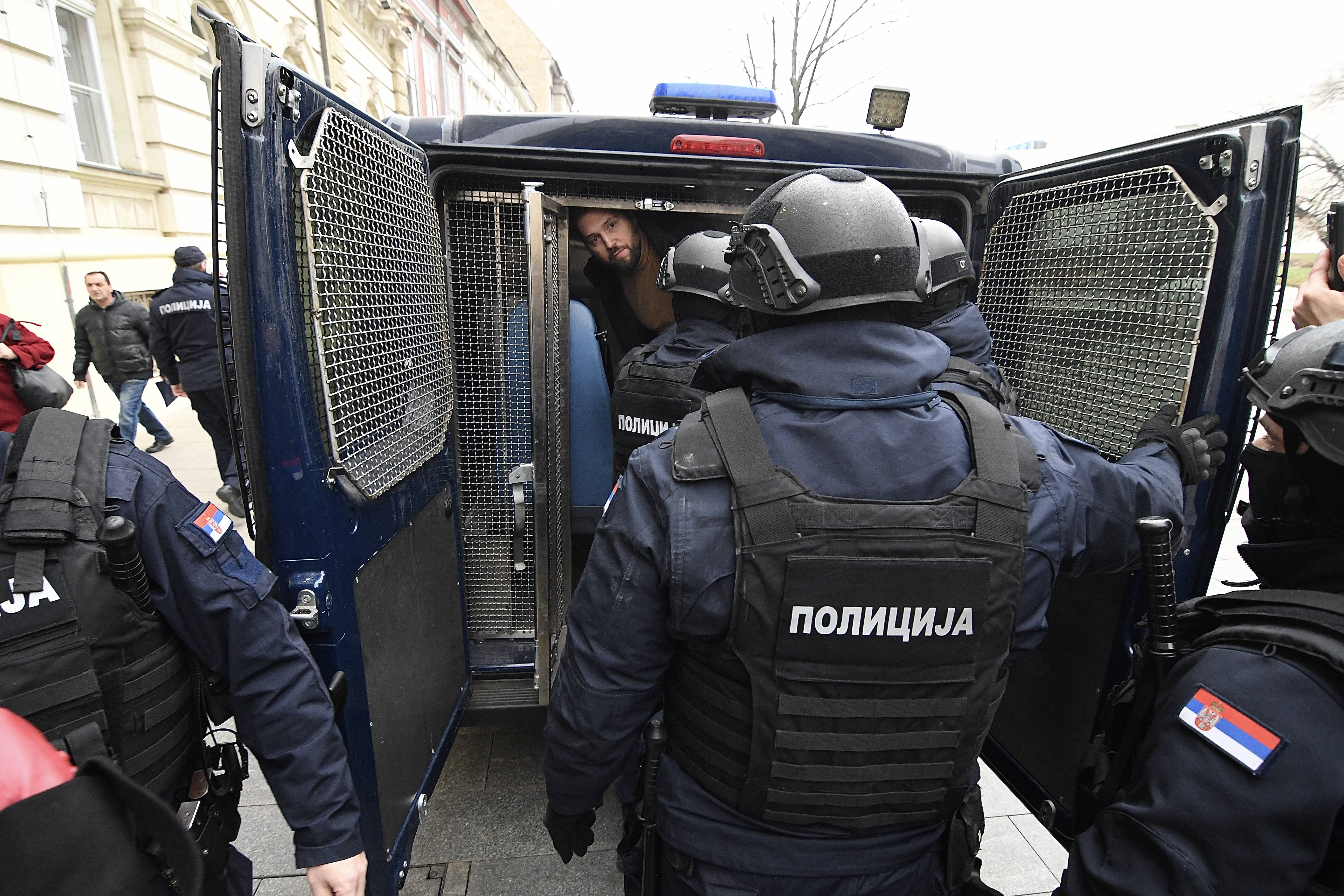Novi Sad, 17.01.2025. - Pripadnici policije izbacili su iz Gradske kuce u Novom Sadu opozicione odbornike i poslanike koji su jutros usli i blokirali tu instituciju. Na fotografiji policija privodi odbornika Mirana Pogacara. (BETAPHOTO/DRAGAN GOJIC)