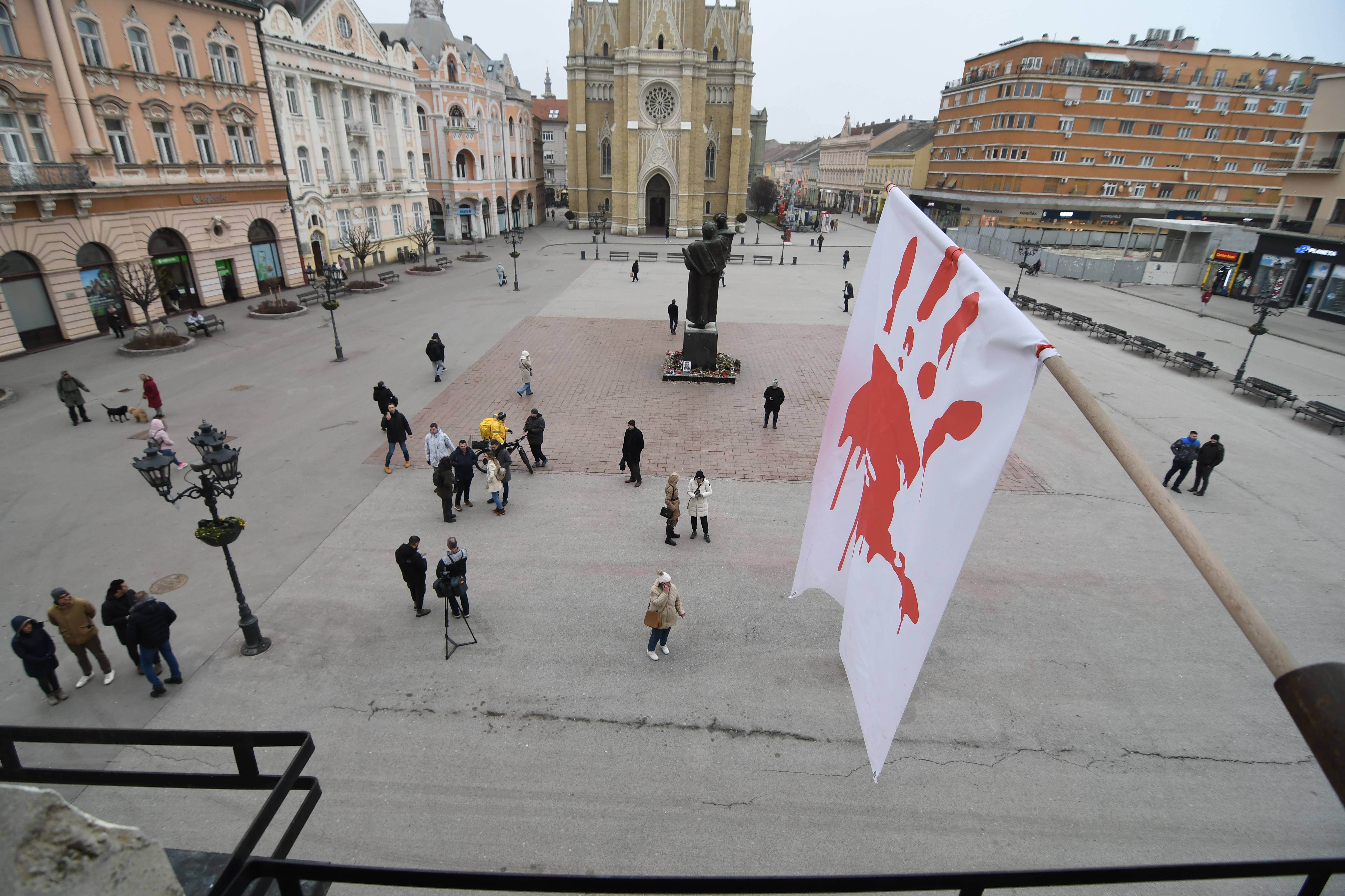 ODBORNICI I POSLANICI BLOKIRALI GRADSKU KUCU U NOVOM SADU