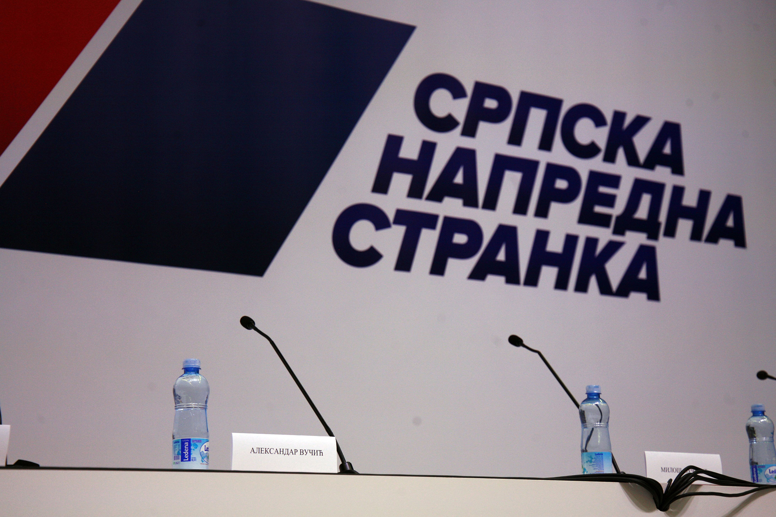 SNS skupština koja je bila u Kragujevcu. logo natpis