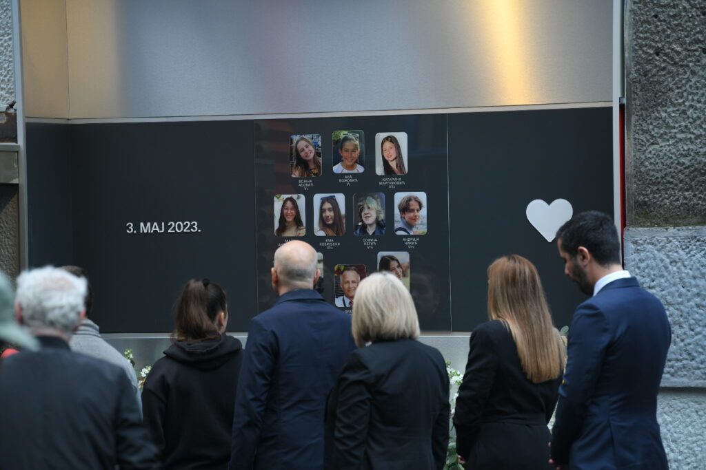 Beograd 03.05.2024.  Prva godišnjica od masakra u Osnovnoj školi Vladislav Ribnikar.  Obeležavanje godišnjice tragedije u osnovnoj školi Vladislav Ribnikar, ostavljanje cveća za nastradale  Foto: Amir Hamzagić/Nova.rs