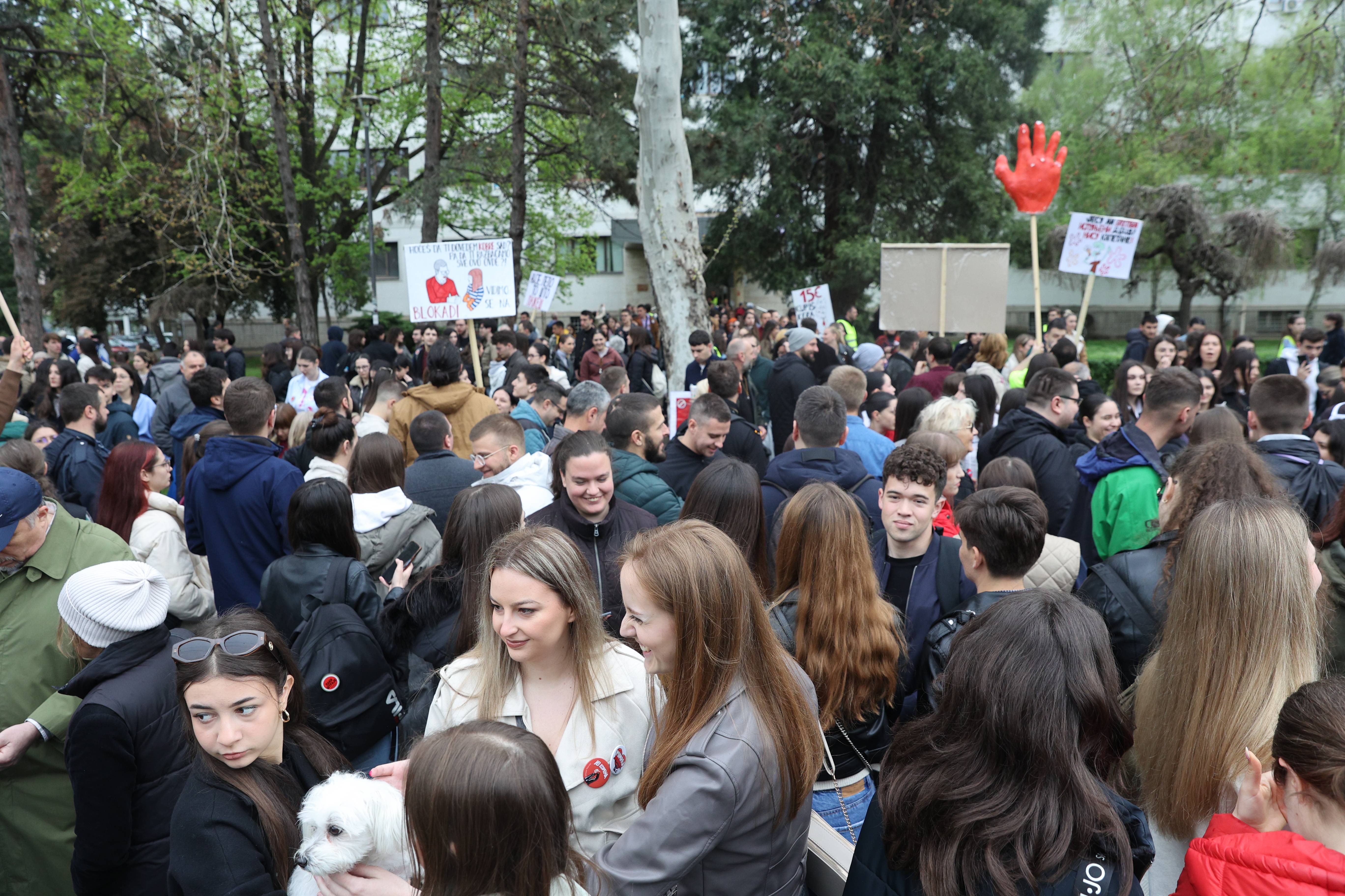 PROTEST ISPRED MEDICINSKOG FAKULTETA U NISU