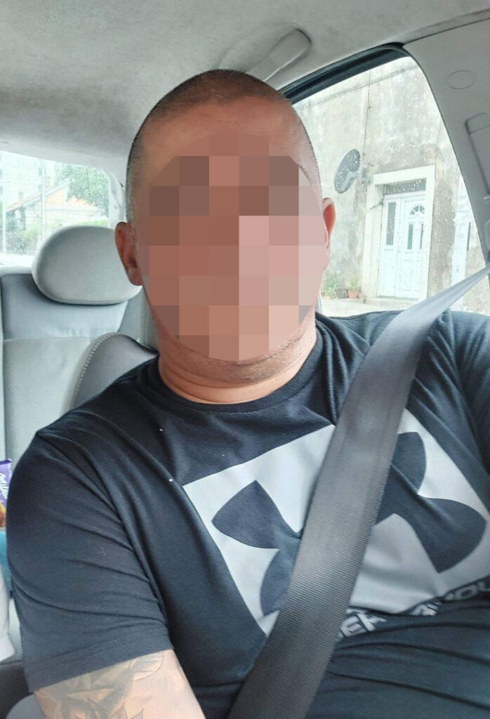 Branislav T, pripadnik odreda Žandarmerije iz Šapca, uhapšen je i nalazi se u pritvoru zbog sumnje da je brutalno pretukao i službenim pištoljem pretio bivšoj emotivnoj partnerki A. I. u jednom lokalnom kafiću u tom gradu.