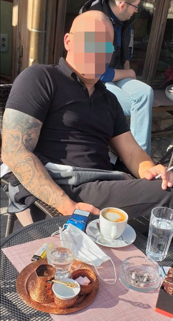 Branislav T, pripadnik odreda Žandarmerije iz Šapca, uhapšen je i nalazi se u pritvoru zbog sumnje da je brutalno pretukao i službenim pištoljem pretio bivšoj emotivnoj partnerki A. I. u jednom lokalnom kafiću u tom gradu.