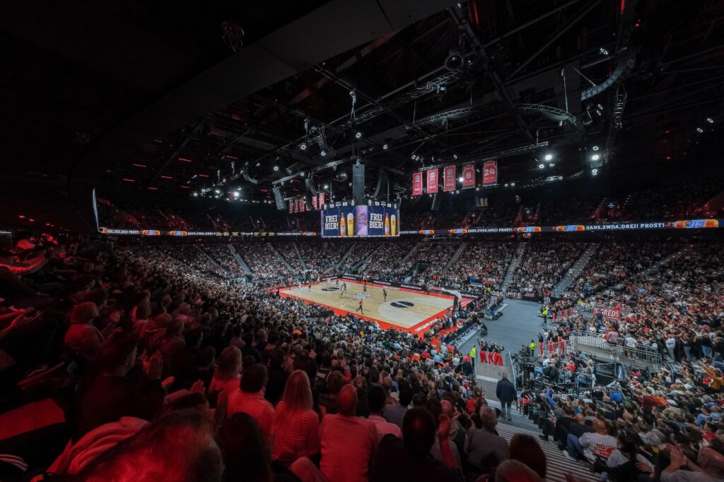 epa11641353 A general view of the SAP Garden venue during the EuroLeague Basketball match between Bayern Munich and Real Madrid in Munich, Germany, 03 October 2024.  EPA-EFE/LEONHARD SIMON