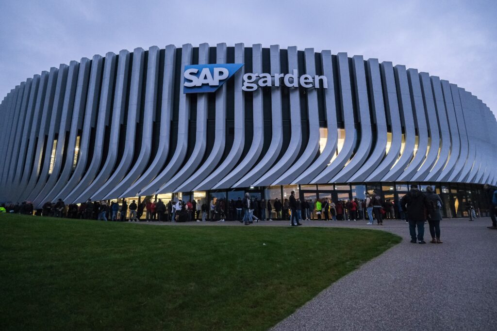 epa11641357 Exterior view of the SAP garden before the EuroLeague Basketball match between Bayern Munich and Real Madrid in Munich, Germany, 03 October 2024.  EPA-EFE/LEONHARD SIMON