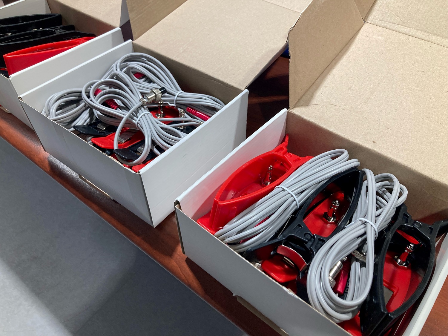 Пртљаг пун апарата за електростимулацију организма