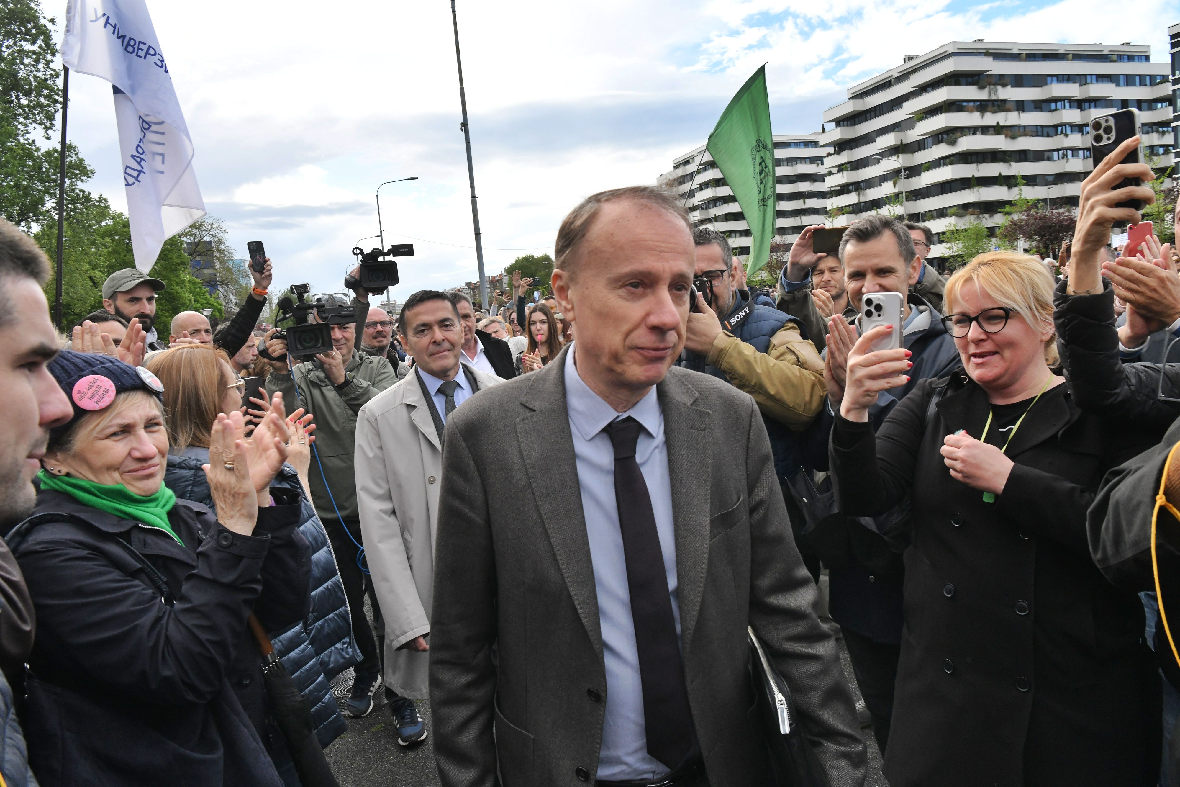 Beograd, 18.04.2025. MUP Novi Beograd, podrška rektoru Vladanu Đokiću  ,ispred Uprave kriminalističke policije, UKP, Vladan Đokić rektor podrška građana i studenata Foto: Goran Srdanov/Nova.rs