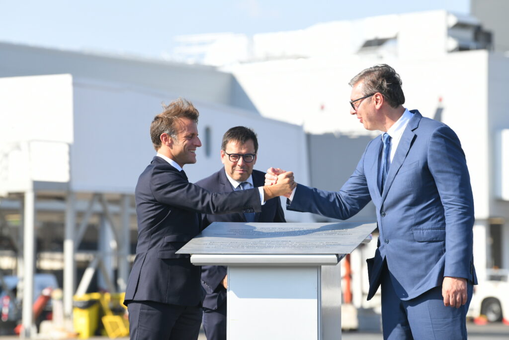 Beograd, 30.08.2024. Aerodrom Nikola Tesla, Emanuel Makron i Aleksandar Vučić, ceremonija otkrivanja ploče povodom završetka radova na modernizaciji Aerodroma "Nikola Tesla" u Beogradu. Foto: Amir Hamzagić/Nova.rs