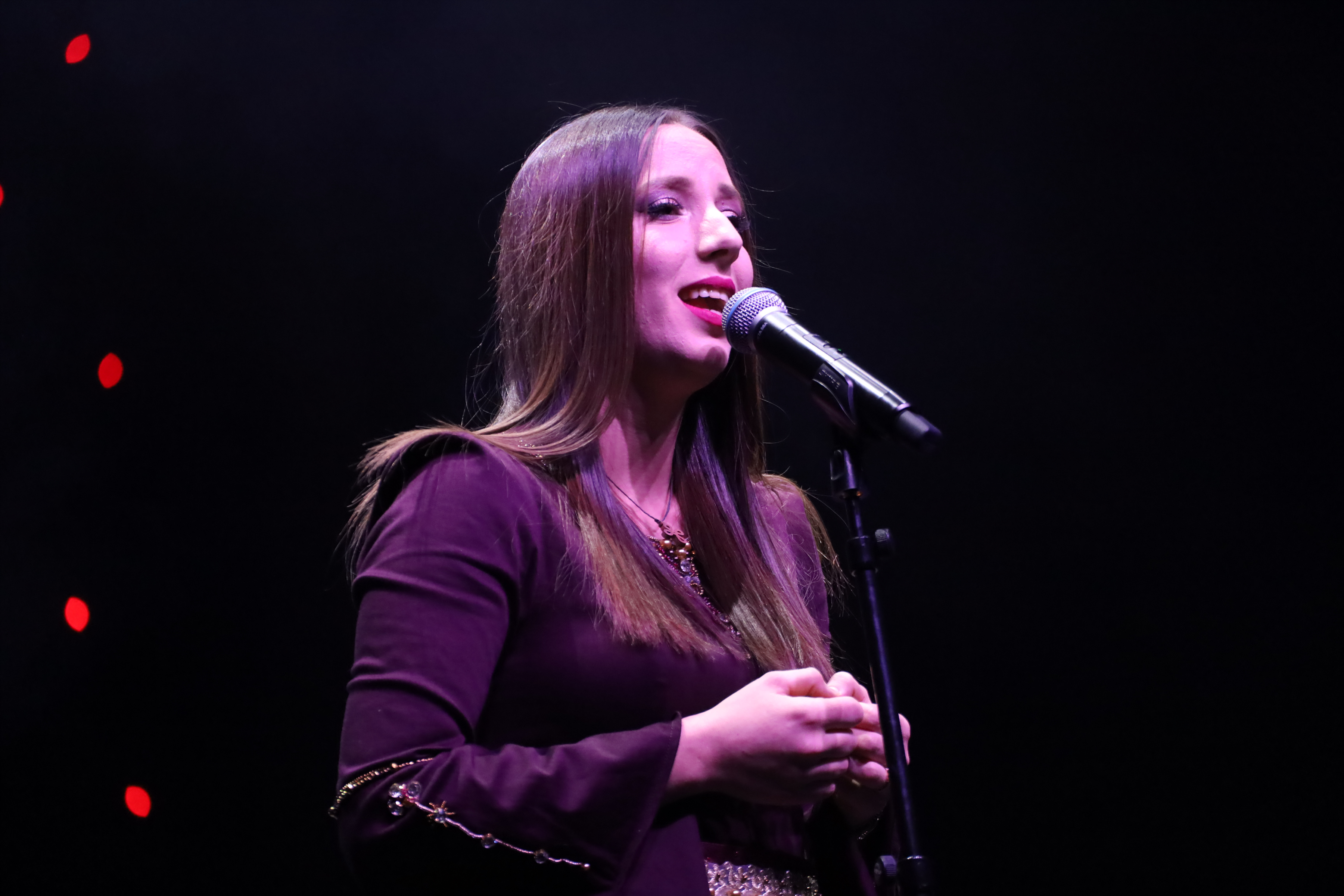 Danica Crnogorcevic, artist and singer of spiritual and ethnic music, finally held her first solo concert in Belgrade.Danica Crnogorcevic, umetnica i pevacica duhovne i etno muzike  konacno je odrzala svoj prvi solisticki koncert u Beogradu.