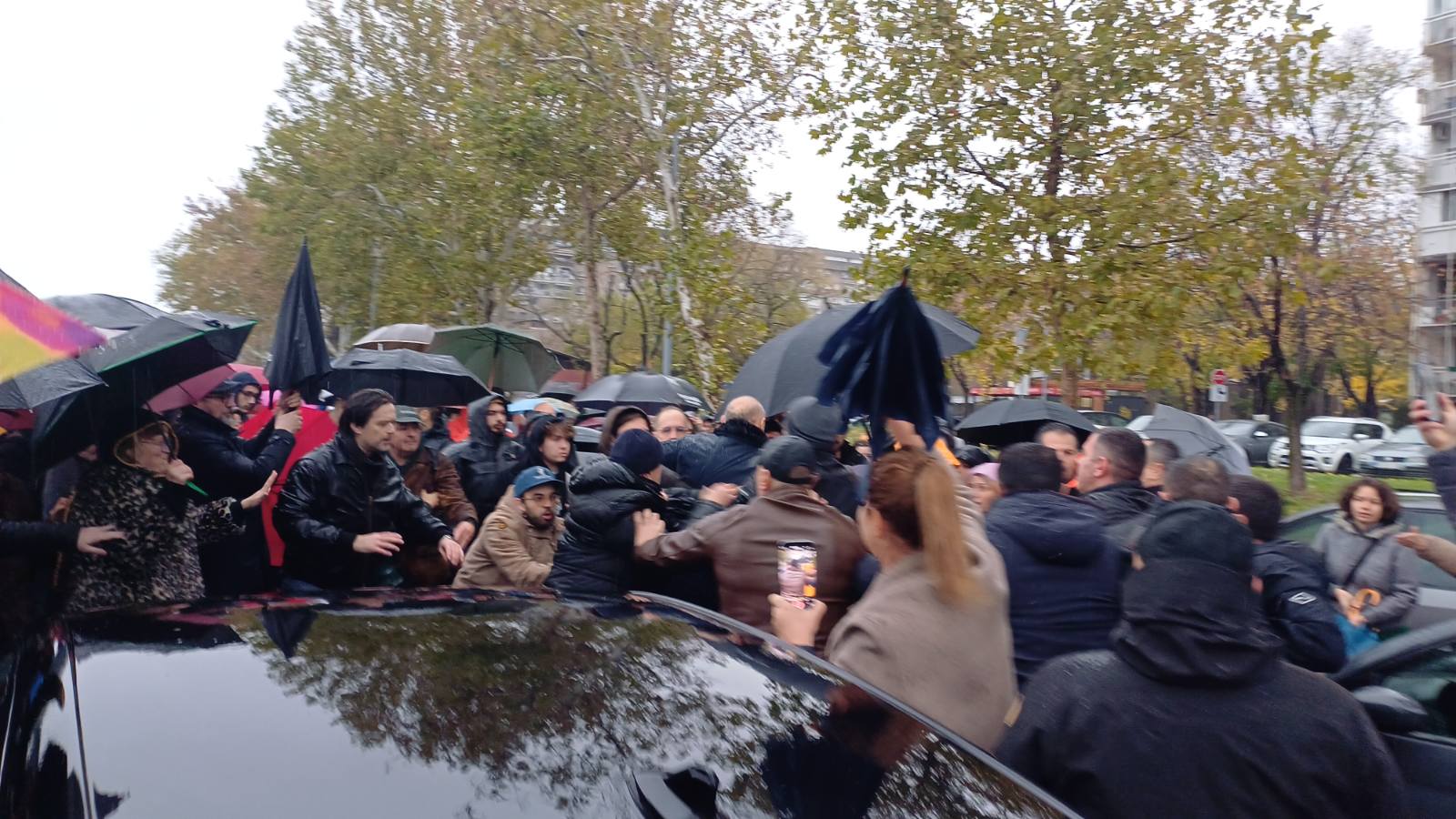 Beograd 22.11.2024. 15 minuta tišine za nastradale pod nadstrešnicom železničke stanice u Novom Sadu, Beograd, fakultet dramskih umetnosti, fdu