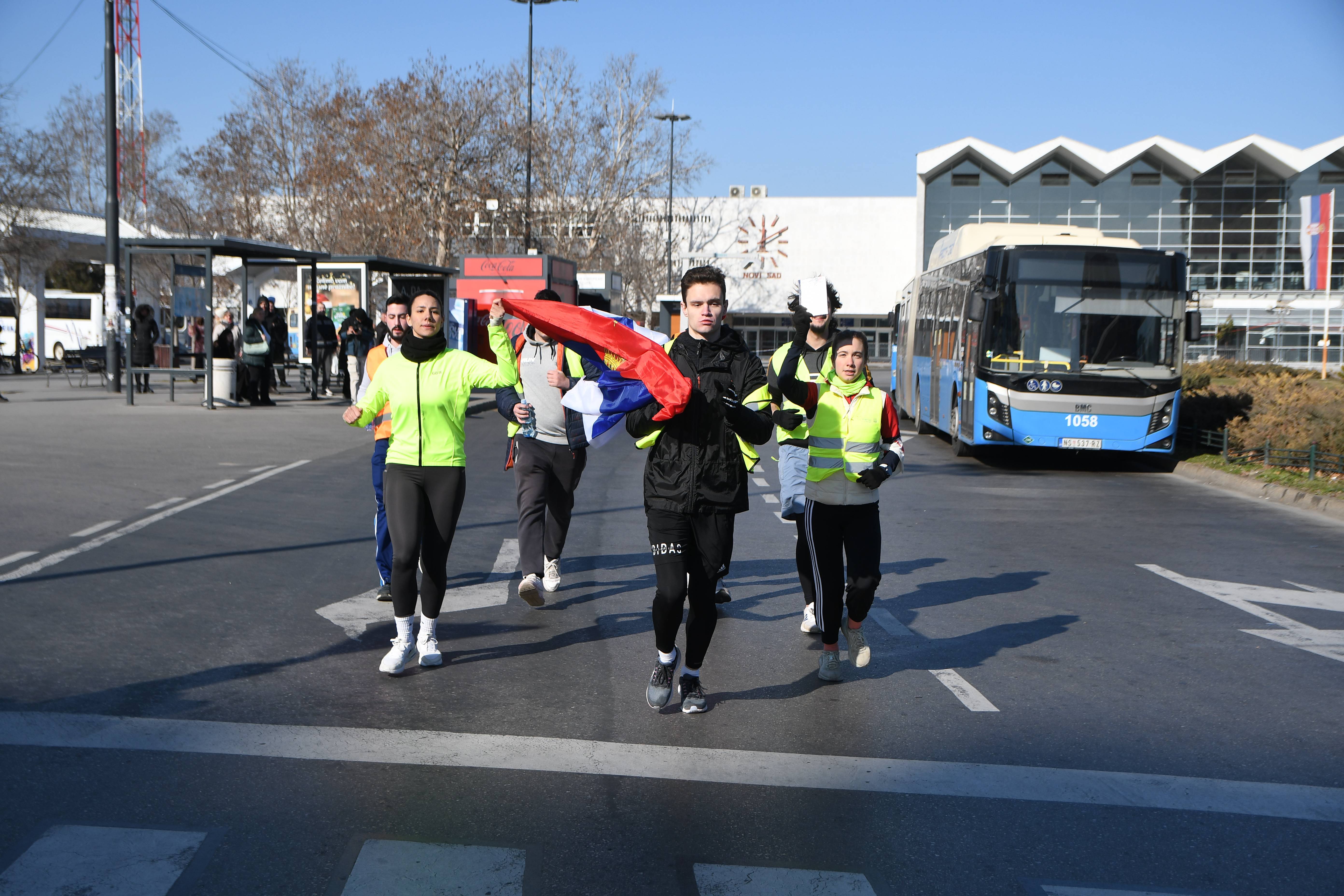 Novi Sad, 10.02.2025. - Novosadski studenti zapoceli su jutros stafetno trcanje od novosadske Zeleznicke stanice do Beograda, odakle ce svi zajedno otici 15. februara u Kragujevac na veliki protest. (BETAPHOTO/DRAGAN GOJIC)