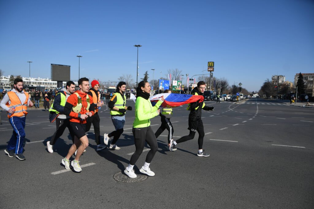 Novi Sad, 10.02.2025. - Novosadski studenti zapoceli su jutros stafetno trcanje od novosadske Zeleznicke stanice do Beograda, odakle ce svi zajedno otici 15. februara u Kragujevac na veliki protest. (BETAPHOTO/DRAGAN GOJIC)